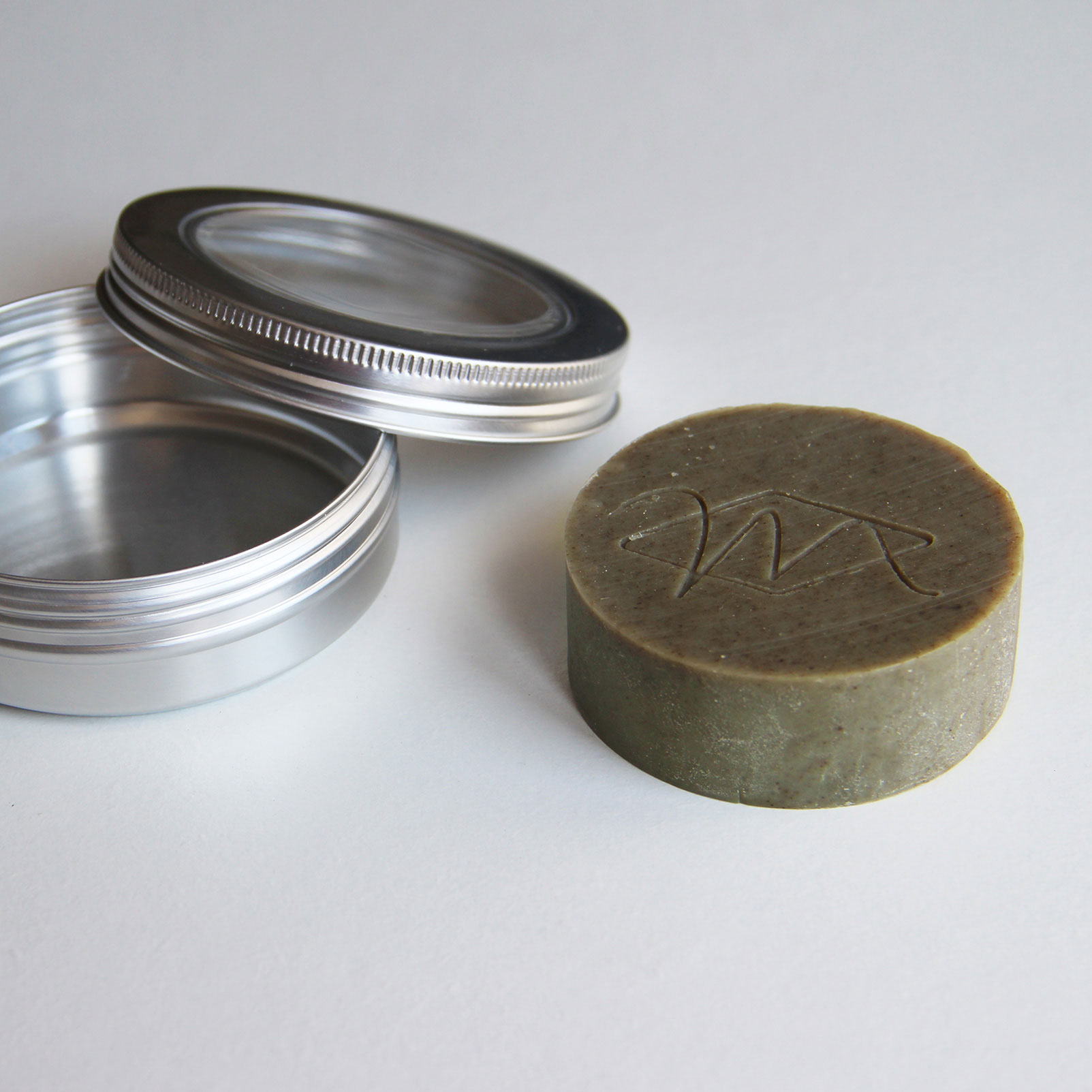 Boîte à savon ronde Tadé en aluminium brossé pour savon de rasage
