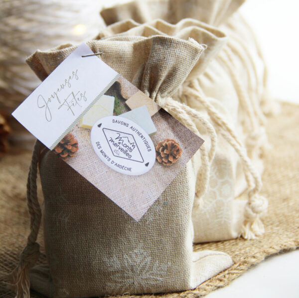 pochon-cadeau-Noël-Monts-et-Merveilles-savon-d-ardèche